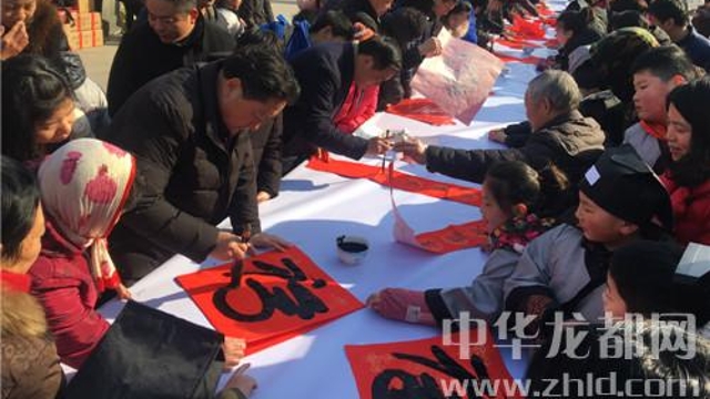 書法家揮毫送“?！?眾市民喜領(lǐng)春聯(lián)
