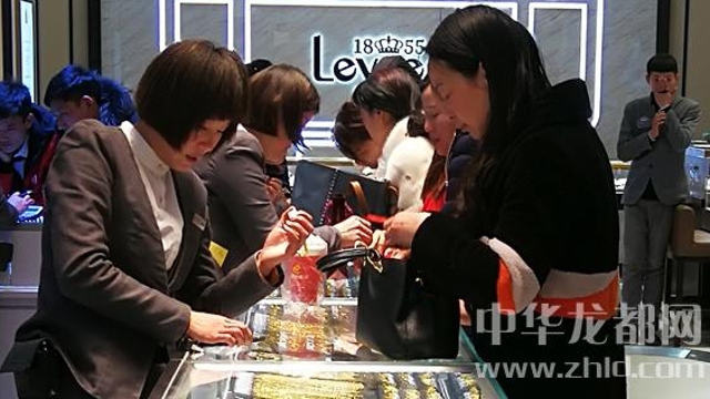 臨近春節(jié)，周口消費市場紅似火