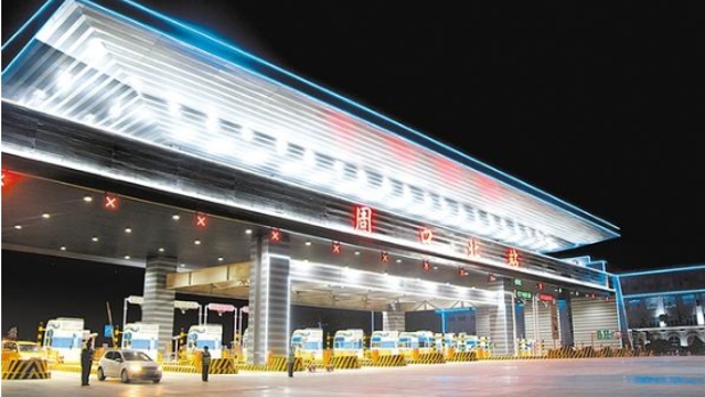 周口北收費(fèi)站流光溢彩，一派迎接省十三運(yùn)會(huì)的喜慶氛圍