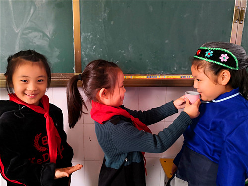 周口：小學(xué)生扮演“爺爺、奶奶” 感受重陽(yáng)敬老情