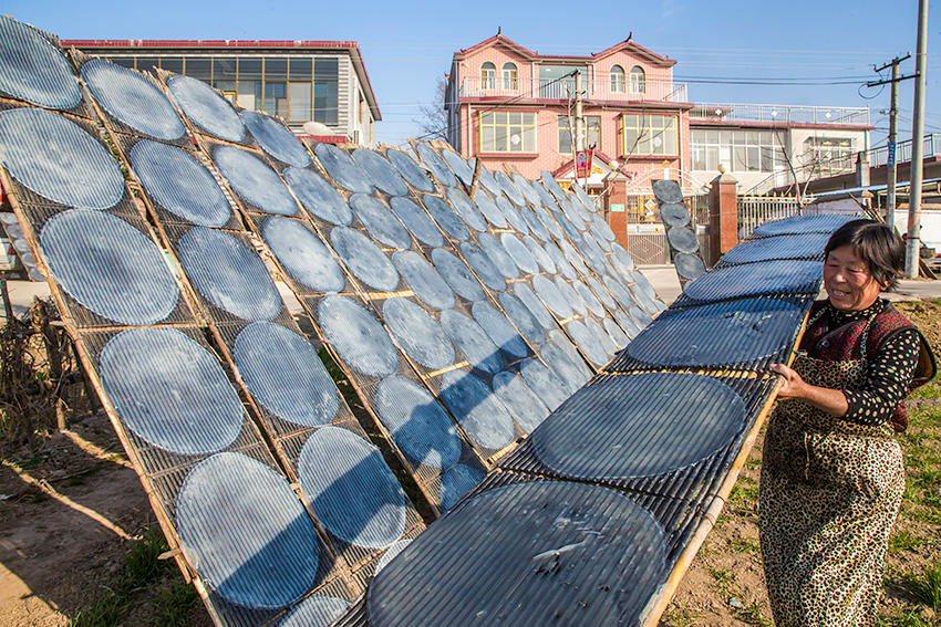 見(jiàn)過(guò)傳統(tǒng)技法做粉皮嗎？隨鏡頭走進(jìn)豫東農(nóng)村看看吧