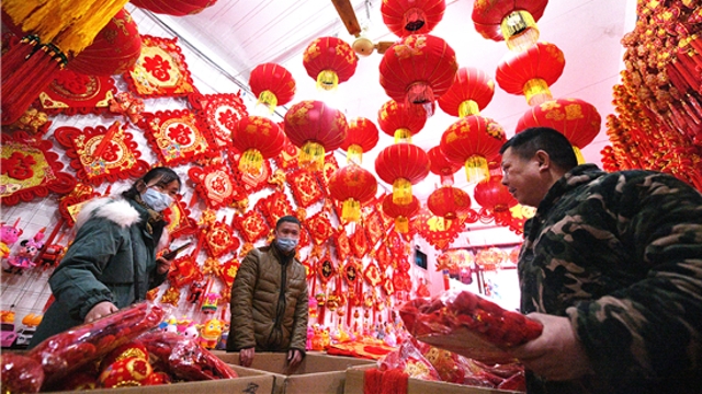 新年到！紅燈籠對聯(lián)市場俏